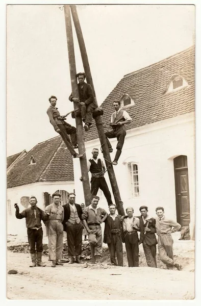 チェコ共和国 Circa 1930 電気工のヴィンテージ写真 1930年頃の送電線の建設 — ストック写真