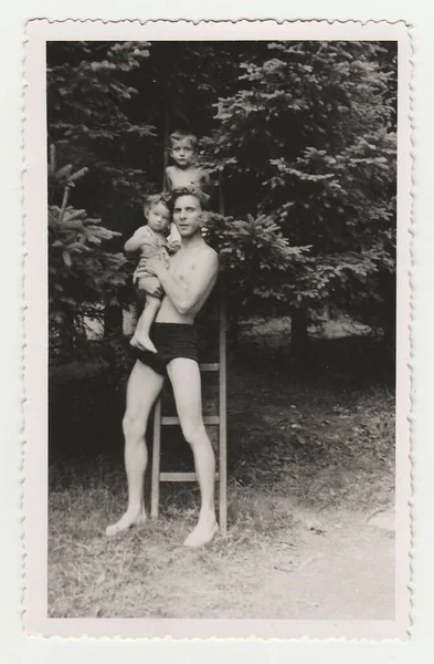 Hodonin Czechoslovak Circa 1942 古旧的照片显示了大约1942年的小孩和他们的叔叔在一起 — 图库照片