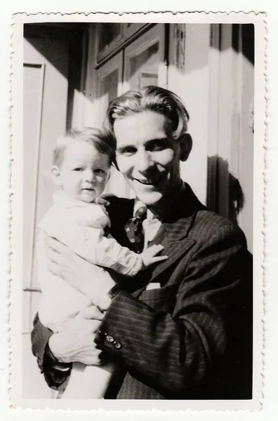 1941年 昭和16年 叔父と一緒に小さな女の子がヴィンテージ写真に写っている — ストック写真