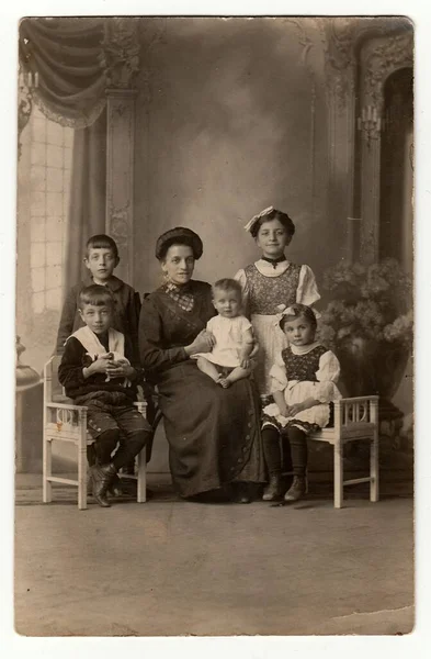 Prague Czechoslovak Republic Circa 1930 Studio Vintage Photo Family 1930 — стоковое фото