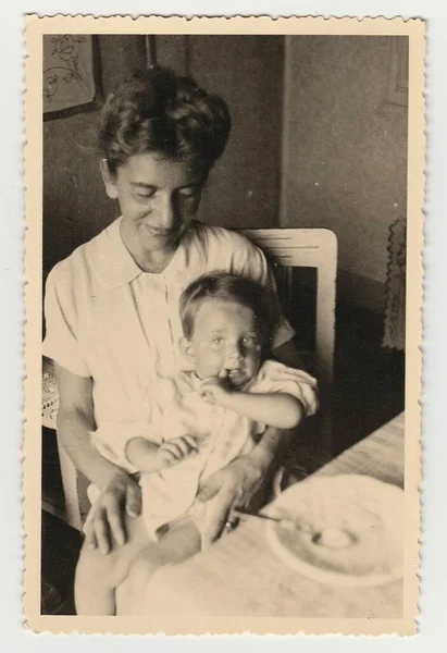 チェコスロバキア共和国 1941年頃 ヴィンテージ写真は 食事中に母親と小さな男の子を示しています 1941年頃 — ストック写真