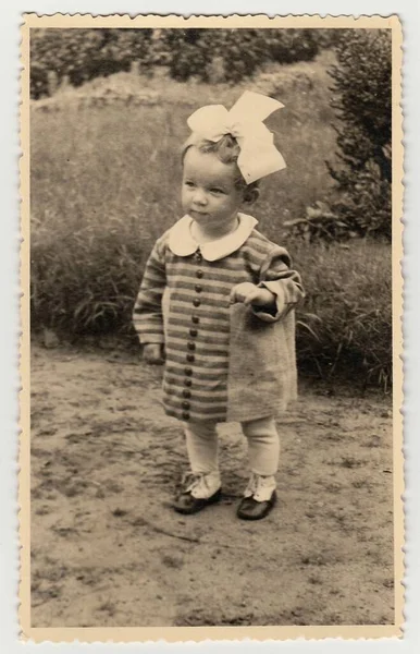 República Czechoslovak Circa 1942 Foto Vintage Mostra Uma Menina Pequena — Fotografia de Stock