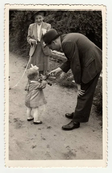 チェコスロバキア共和国 1942年頃 ヴィンテージ写真は 散歩中におもちゃを持つ小さな女の子を示しています 1942年頃 — ストック写真