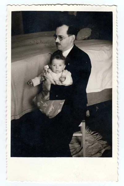 霍多宁 捷克斯洛伐克共和国 Circa 1940 一个复古照片显示父亲与女婴 1940 — 图库照片