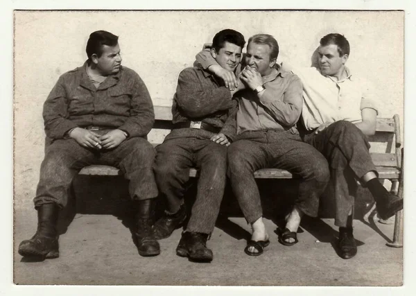 チェコスロバキア社会主義共和国 1965 休憩中にビンテージ写真ショー兵士 — ストック写真