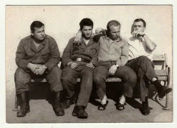 チェコスロバキア社会主義共和国 1965 休憩中にビンテージ写真ショー兵士 — ストック写真