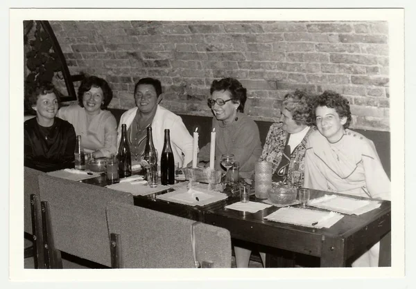 Repubblica Socialista Czechoslovak 1985 Foto Epoca Mostra Gruppo Persone Wine — Foto Stock