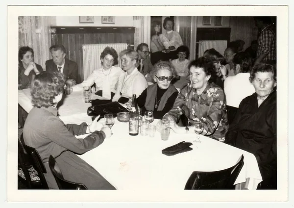 Czechosłowacka Republika Socjalistyczna 1985 Vintage Zdjęcie Pokazuje Grupę Ludzi Restauracji — Zdjęcie stockowe