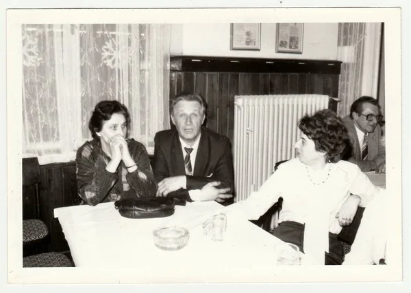 체코슬로바키아 사회주의 공화국 1985년 빈티지 사진은 레스토랑에서 사람들의 그룹을 보여줍니다 — 스톡 사진
