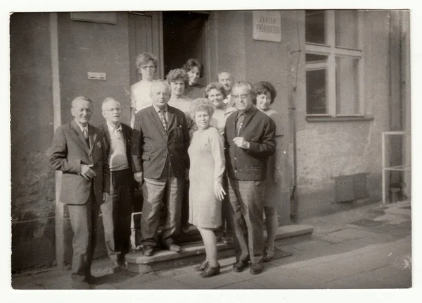 ビンテージ写真が建物の前の人々 のグループを示していますチェコスロバキア社会主義共和国 1970 — ストック写真