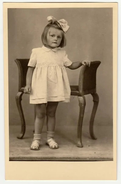捷克斯洛伐克共和国 大约在 老式照片显示一个小女孩用丝带上的头发 — 图库照片