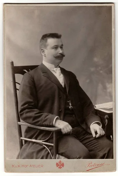 ビンテージ写真が口ひげを持つ男は 椅子に座っているを示していますテプリツェ 1930 年代のチェコスロバキア共和国 — ストック写真
