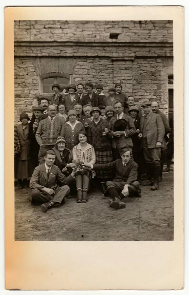 Чехословак Республика Circa 1940 Винтажное Фото Показывает Людей Перед Каменным — стоковое фото
