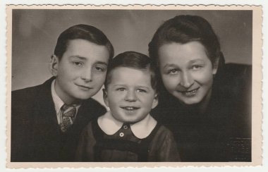 Prag, Çekoslovakya sosyalist cumhuriyet - Circa 1950'lerde: Vintage çocuk anne portresi