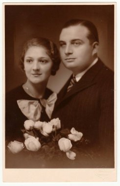 Prag, Çekoslovakya Cumhuriyet - 17 Kasım 1934: Vintage Fotoğraf marrital çift gösterir.