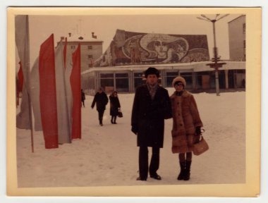 SSCB - 1980'lerde yaklaşık: bir çift sokakta kışın pozlar Vintage fotoğraf gösterileri.