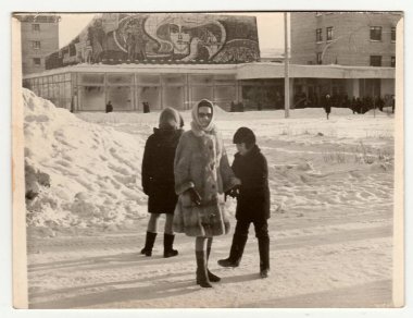 SSCB - 1980'lerde yaklaşık: Vintage fotoğraf gösterileri kız pozlar kış Caddesi üzerinde.