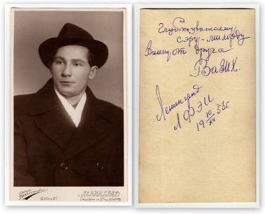 Leningrad, SSCB - 10 Aralık 1953: Vintage genç bir adam portresi. Ön ve arka özveri ile vintage fotoğraf.