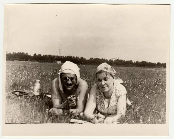 ソビエト連邦 1970 ヴィンテージ写真 Marrital カップルが草原に残りを持っています — ストック写真