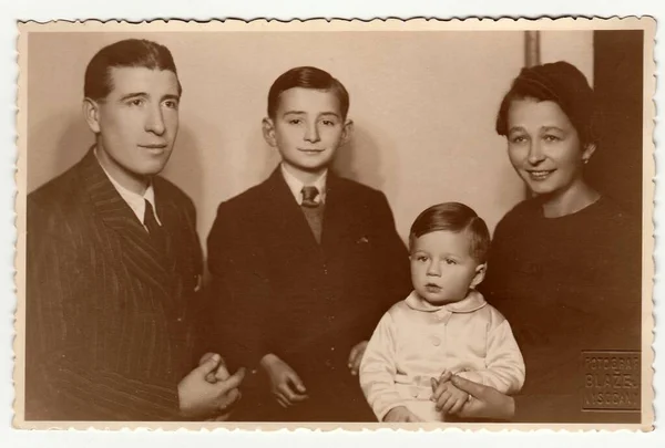 ビンテージ写真が家族の肖像画を示しています プラハ チェコスロバキア社会主義共和国 1950 — ストック写真
