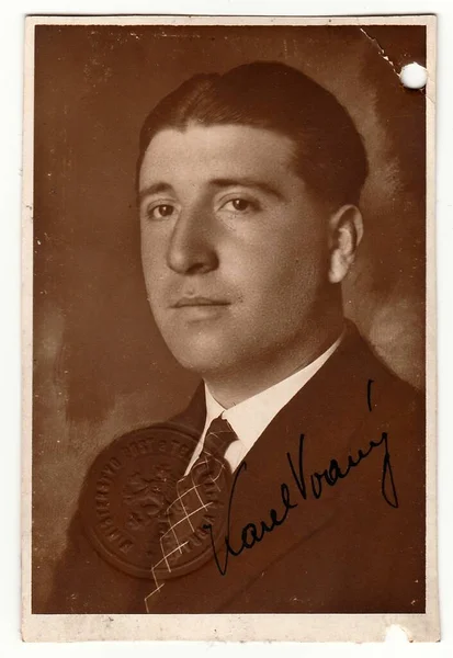 République Tchécoslovaque Circa 1935 Portrait Photo Vintage Homme Avec Signature — Photo