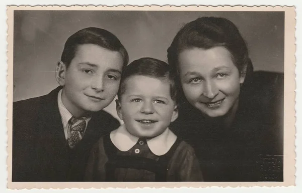 子供を持つ母のプラハ チェコスロバキア社会主義共和国 1950 ヴィンテージ肖像 — ストック写真