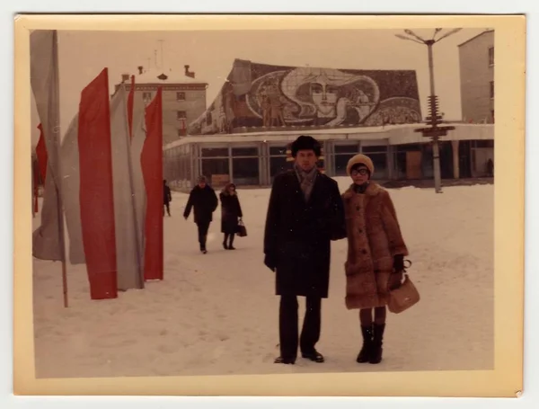 ソビエト連邦 1980 年代頃 ヴィンテージ写真ショー冬通りにポージングするカップル — ストック写真