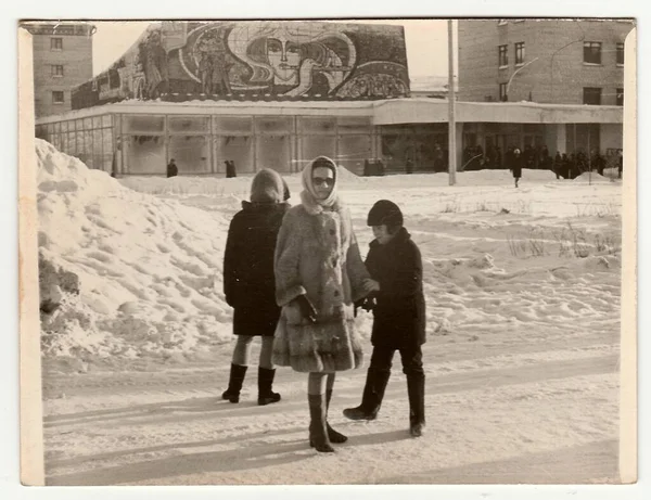 大约在 老式照片显示女孩姿势在冬季街 — 图库照片