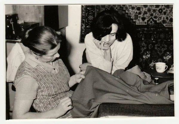 Sscb 1970 Yıllarda Yaklaşık Bir Elbise Dikmek Için Kadınlar Hazırlamak — Stok fotoğraf