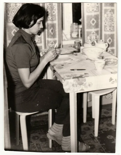 Urss Circa 1970 Foto Vintage Mostra Mulher Sentada Mesa — Fotografia de Stock