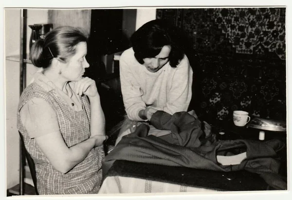 Circa 1970 빈티지 사진은 여자들 드레스를 바느질하기 준비하는 모습을 보여준다 — 스톡 사진