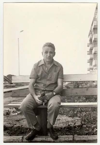 1980 빈티지 보여주는 성숙한 남자는 벤치에 — 스톡 사진