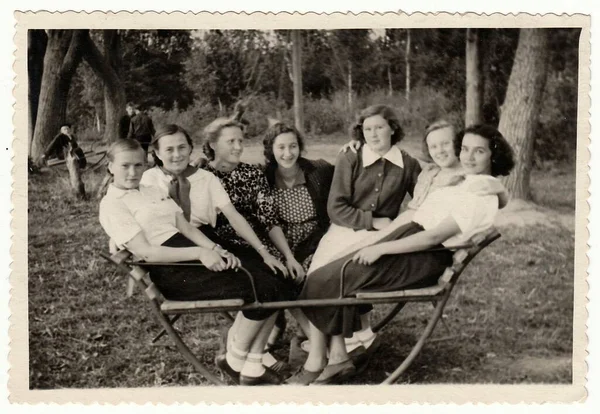 Ссср Circa 1950 Винтажные Фото Показывают Девушек Сидящих Качелях — стоковое фото