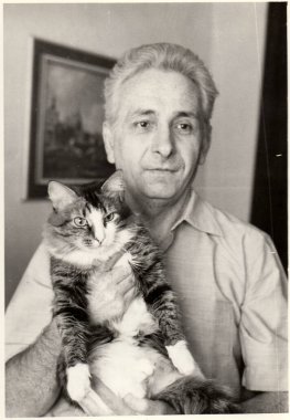 SSCB - 1980'lerde yaklaşık: Vintage fotoğraf gösterileri adam masa üstü şarj aletler kedi.