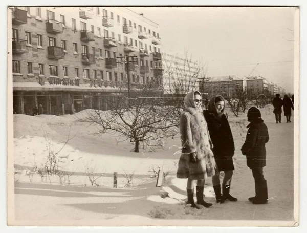 ソビエト連邦 1980 年代頃 ヴィンテージ写真ショー女の子と冬の路上少年の話 — ストック写真