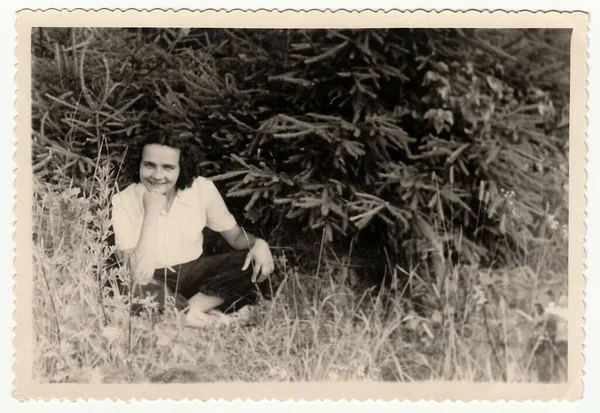 Sssr Cca Roce 1960 Vintage Foto Ukazuje Žena Sedí Venku — Stock fotografie