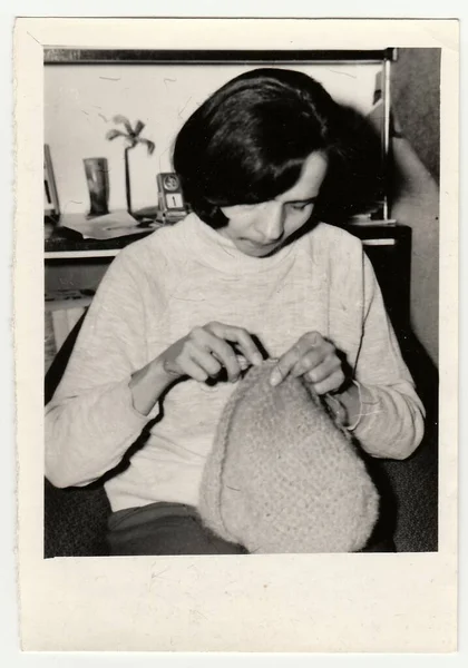 Urss Circa 1970 Vintage Foto Mostra Mulher Tricota Boné — Fotografia de Stock