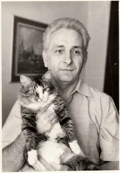Ussr 1980Er Jahre Jahrgangsfoto Zeigt Mann Wiegt Katze — Stockfoto