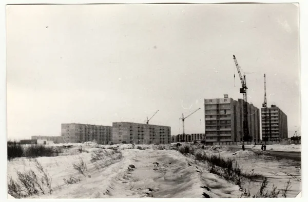 大约在 老式照片显示建设的公寓楼在苏联 冬天的时候 — 图库照片