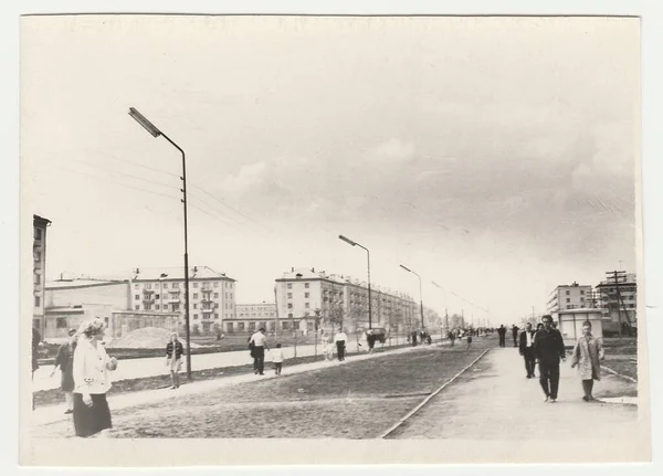 ソビエト連邦 Circa 1980 ヴィンテージ写真は人々が通りに沿って歩くことを示しています 背景にフラットのブロック — ストック写真