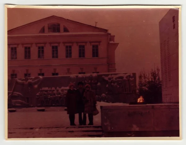 上世纪70年代的苏联Circa 古旧的照片显示了冬季人们在街上摆姿势 照片被曝光了 — 图库照片