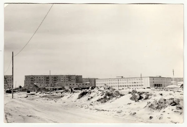 大约在 老式照片显示建设的公寓楼在苏联 冬天的时候 — 图库照片