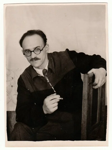 Urss Circa 1960 Retrato Vintage Jovem Com Óculos Bigode Fuma — Fotografia de Stock