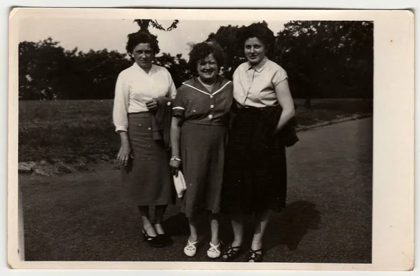 捷克斯洛伐克社会主义共和国 Circa 1960年代 复古照片显示女性在户外 — 图库照片