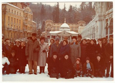 Çekoslovak Sosyalist Cumhuriyeti - 1980'lerde yaklaşık: Vintage fotoğraf gösterileri grup kış tatil insan.