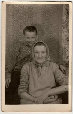 Çekoslovak Sosyalist Cumhuriyeti - Circa 1960s: Vintage fotoğraf büyükanne ile torunu gösterir.
