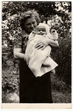 Çekoslovak Sosyalist Cumhuriyeti - 1960'larda: Vintage fotoğraf gösterileri genç kadın beşik bebek.