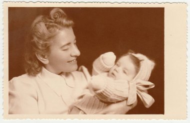 Çekoslovak Cumhuriyeti - Circa 1940: Vintage fotoğraf sevimli bebek ile kadın gösterir. Fotoğraf sepya tonu vardır.