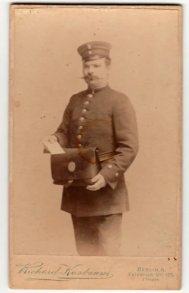 베를린 Circa 1895 빈티지 캐비닛 남자가 포스트 유니폼을 있음을 보여준다 — 스톡 사진