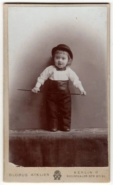 베를린 Circa 1905 빈티지 캐비닛 카드에는 넥타이 바지를 착용하고 지팡이를 — 스톡 사진